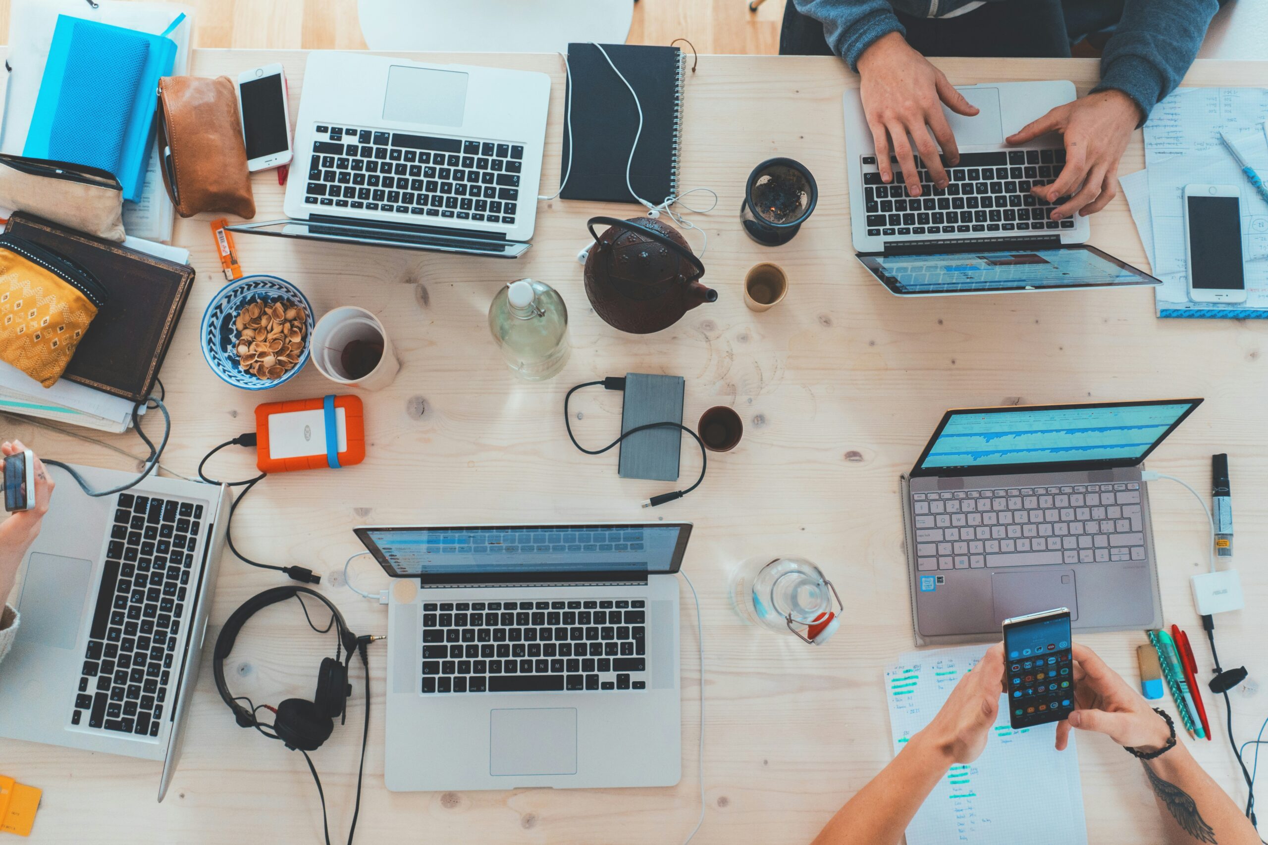パソコン作業のイメージ(Unsplash)